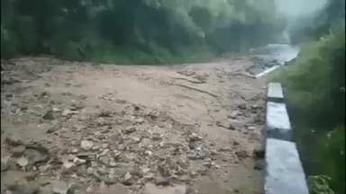 தாளவாடி: திம்பம் மலைப்பாதையில் மண் சரிவு ஏற்பட்டதால் வாகன ஓட்டிகள் மிகவும் பாதிப்புக்கு உள்ளானர்