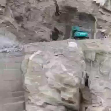 टापरी: किन्नौर के उरनी ढांक के करीब सड़क बहाली हेतु ढांक की कटिंग की जा रही है, सड़क बहाली का काम जारी