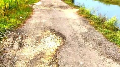 कोरांव: कोरांव के बेलन नहर की सड़क क्षतिग्रस्त, सिरोखर माइनर की सड़क 4 महीने में ध्वस्त, गिट्टियां उखड़ने से पड़े गड्ढे