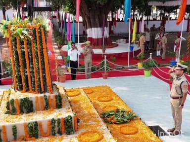 गोरखपुर: पुलिस स्मृति दिवस के अवसर पर गोरखपुर पुलिस लाइंस स्मृति स्मारक पर पुलिस अधिकारियों ने अर्पित की पुष्पांजलि