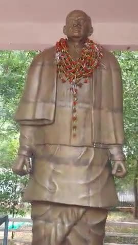 ललितपुर: लौह पुरुष सरदार वल्लभ भाई पटेल की प्रतिमा की दीपावली पर भी नही हुई सफाई
