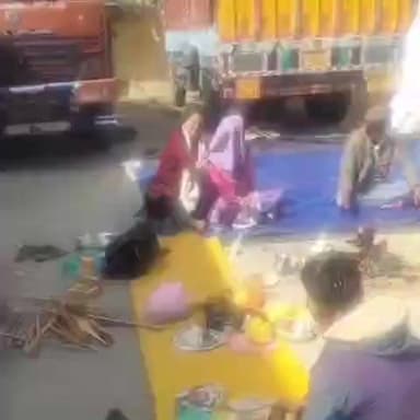 टापरी: किन्नौर के टापरी में किनफेड प्रबंधन द्वारा की जा रही विशेष पूजा-पाठ, वाहन चालक व मजदूर मौके पर मौजूद