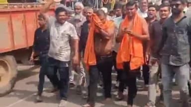 खकनार: अर्धनग्न होकर सड़कों पर उतरे किसान, केला फसल बीमा की मांग को लेकर खकनार में किसानों का भजन-कीर्तन और विरोध प्रदर्शन