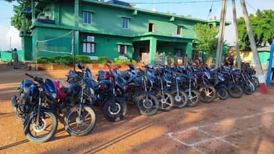 వెంకటాపురం: తిప్పాపురం అడవుల్లో కోడిపందాల స్థావరాలపై పోలీసుల దాడి