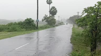செய்யூர்: அதிகாலையில் இருந்து பலத்த மழை தீபாவளி மறுநாள் வீட்டில் பெண்கள் விரதம் இருந்து நோன்பு எடுக்கும் பெண்கள் வீட்டிலேயே முடங்கி உள்ளனர்