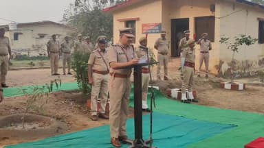 शहीदों को नमन | रिजर्व पुलिस लाईन #डीग मे आयोजित #पुलिस_शहीद_दिवस_2025 कार्यक्रम।
पुलिसकर्मियों ने श्रद्धा सुमन अर्पित ...