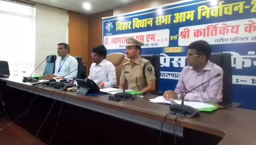 वोटर आई-कार्ड (एपिक) या इसके नहीं रहने पर 12 अन्य वैकल्पिक फोटो दस्तावेजों यथा #आधार कार्ड, मनरेगा जॉब कार्ड, ड्रायविंग ...