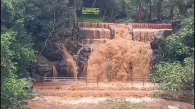 கல்வராயன் மலை: கல்வராயன் மலை பெரியார் நீர்வீழ்ச்சியில் ஆர்ப்பரித்து கொட்டும் தண்ணீரால் சுற்றுலாப் பயணிகள் குளிக்க தடைவிதிப்பு