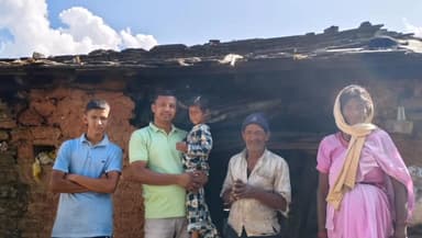 बाराकोट: पूर्व जिला पंचायत सदस्य सचिन जोशी ने चार माह पूर्व 8 साल की बीमार इंदु अधिकारी के परिजनों को सहायता राशि दी