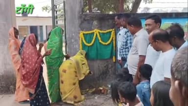 उत्क्रमित उच्च विद्यालय टोंगी, में शिलनियास किया गया, जिला परिषद श्रीमती रिंकू देवी जी के द्वारा फाइबर ब्लॉक को लेकर...
