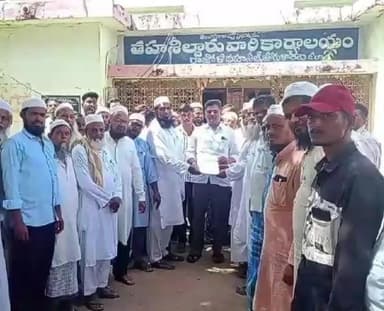 రాజోలి: మైనార్టీల భూములను సంరక్షించాలని తహసీల్దార్ ను కోరిన మైనార్టీ నాయకులు
