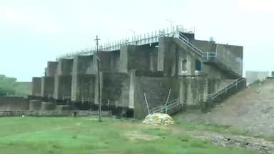 வெம்பக்கோட்டை: கனமழையின் காரணமாக வெம்பக்கோட்டை அணை உயர்ந்துள்ளது நிதித்துறை அமைச்சர் தங்கம் தென்னரசு அணையாய் ஆய்வு மேற்கொண்டார்