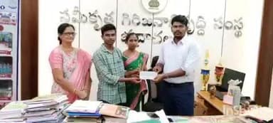 భద్రాచలం: లాంగ్ జంప్ చేస్తుండగా ప్రమాదవశాత్తు కాలు విరిగిన విద్యార్థి కుటుంబానికి ఆర్థిక సహాయం అందజేసిన ఐటీడీఏ ప్రాజెక్ట్ అధికారి