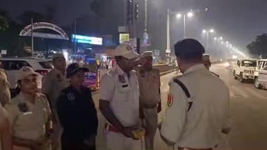 जयपुर: दिवाली पर सुरक्षा की जिम्मेदारी निभाई, पुलिस अधिकारी ने मौके पर कर्मचारियों के लिए मिठाई पहुंचाई