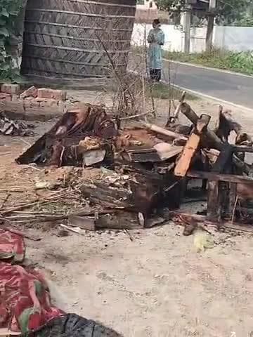 ज़ीरादेई: जिरादेई प्रखंड के विजयीपुर गांव में फूशनुमा घर में शॉर्ट सर्किट से लगी आग