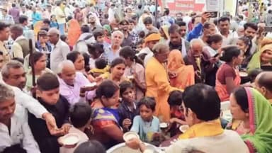 पन्ना: जुगल किशोर मंदिर में विधायक बृजेंद्र प्रताप सिंह की मौजूदगी में भक्तों को खीर का प्रसाद वितरण