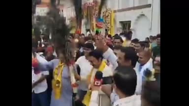 अमानगंज: पन्ना विधायक बृजेंद्र प्रताप सिंह ने जुगल किशोर मंदिर में मोर पंख लेकर किया दीवारी नृत्य