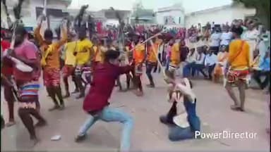 कर्वी: दीपावली के दूसरे दिन चित्रकूट में दिवारी नृत्य की धूम, ढोलक की थाप पर कलाकारों ने किया दिवाली नृत्य