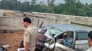 ଚାରମାଳ: ଚାରମାଳ ଥାନା ନୁଆପଡା ଠାରେ ଡିଭାଇଡରରେ ପିଟିହେଲା କାର , ମହିଳା ମୃତ ୨ ଜଣ ଗୁରୁତର