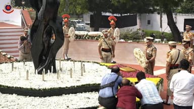 'पुलिस स्मृति दिवस' के अवसर पर माननीय @CPDelhi श्री सतीश गोलछा ने कर्तव्य की वेदी पर सर्वोच्च बलिदान करने वाले समर्पित प...