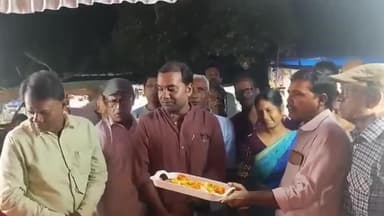 সুতাহাটা: মার্ক্সীয় ও প্রগতিশীল বুক স্টল উদ্বোধন সুতাহাটা বাজারে উপস্থিত CPIMজেলা সম্পাদকমণ্ডলের সদস্য পরিতোষ পট্টনায়েক