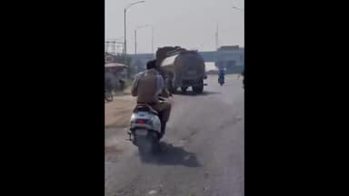 बड़ौत: बागपत में दिल्ली-सहारनपुर नेशनल हाईवे पर बिना हेलमेट स्कूटी सवार पुलिसकर्मी का प्रदूषण फैलाने का वीडियो हुआ वायरल