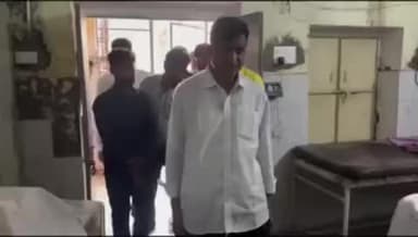 आमेर: खवारानी गांव में सड़क दुर्घटना में तीन की मौत के बाद विधायक अस्पताल पहुंचे