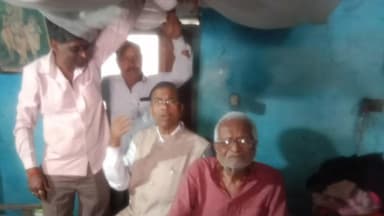 नारायणगंज: मंडला सांसद फग्गन सिंह कुलस्ते ने 100 वर्षीय वृद्ध से मुलाकात कर देवरी कला बबलिया में आशीर्वाद लिया