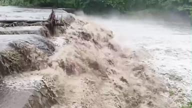 போடிநாயக்கனூர்: தொடர் மழை கொட்டக்கு டி ஆற்றில் வெள்ளபெரு க்கு போடி அணை பிள்ளையார் தடுப்பணை க்கு யாரும் செல்ல வேண் டாம் என PWD அறிவிப்பு