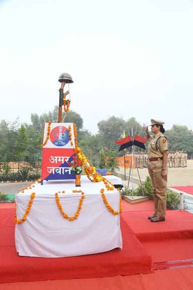 रिजर्व पुलिस लाईन श्रीगंगानगर में पुलिस शहीद दिवस पर डाॅ.अमृता दुहन, जिला पुलिस अधीक्षक श्रीगंगानगर सहित अधिकारियों और ज...