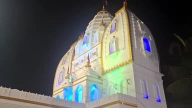 সিউড়ি ১: কালী পুজোর দ্বিতীয় দিনে উপচে পড়া ভিড় দর্শনার্থীদের সিউড়ির মৌমাছি কালীমন্দির চত্বরে