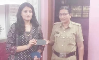 ಅಂಕೋಲ: ಕಳೆದು ಹೋಗಿದ್ದ ಮೊಬೈಲ್'ಗಳನ್ನು ಪತ್ತೆ ಹಚ್ಚಿ ವಾರಿಸುದಾರರಿಗೆ ರಾಣೆಯಲ್ಲಿ ಒಪ್ಪಿಸಿದ ಪೊಲೀಸರು