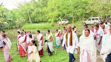 মৰাণ: হালধিবাৰী গাঁও পঞ্চায়তৰ দেওধাই গাঁৱত উপস্থিত হৈ ৰাইজৰ সমস্যা বুজ ল'লে বিধায়ক চক্ৰধৰ গগৈয়ে