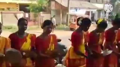 বিষ্ণুপুর: কালীপুজো উপলক্ষ্যে গড়বেতার আদিবাসী নৃত্যের দল বিষ্ণুপুরে প্রবেশ করলো