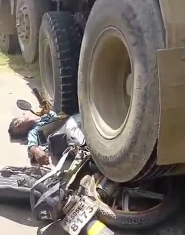 మేళ్ల చెరువు: మెల్ల చెరువులో రోడ్డు ప్రమాదం... లారి కింద ఇరుక్కున్న యువకుడు