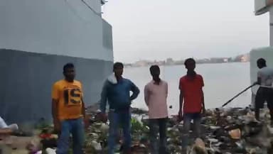 दरभंगा: छठ पूजा को लेकर दरभंगा नगर निगम के कर्मियों द्वारा गंगासागर तालाब की जा रही है साफ़-सफाई