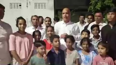 कैबिनेट मंत्री कन्हैया लाल चौधरी ने सेवा बस्ती में बच्चों को मिठाई व पटाखे वितरित किए