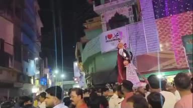 নলহাটি ১: চিরাচরিত প্রথা মেনে ঘাড়ে করে  মা কালীর প্রতিমা নিয়ে নলহাটি থানা মোড়ে হলো বাইচ খেলা, দেখতে ভিড় শতাধিক মানুষের
