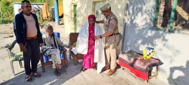 बाराकोट चौकी प्रभारी ने पुलिस स्मृति दिवस पर क्षेत्र के शहीद पुलिस कर्मियों के घर जाकर परिजनों का जाना हाल ।