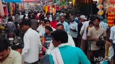 नानपारा: नवाबगंज में दीपावली के दूसरे दिन खरीदारी, महिलाओं ने कपड़े और सजावटी सामान खरीदे, बाजारों में दिखी रौनक