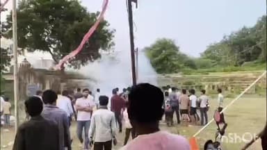 प्रतापगढ़: पटाखा मार्केट में लापरवाही का मामला, दुकानों के पीछे कचरे के ढेर में लगी आग, फायर ब्रिगेड ने समय रहते पाया काबू