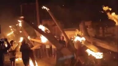 কাটোয়া ২: পাটকাঠির মশালের আগুনে মুস্থলের বোলতলার মেজোমা কাঁধে চেপেই কয়েক হাজার ভক্তদের মাঝে যান নিরঞ্জনের পথে