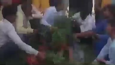 सिकंदराराऊ: इटरनी में 12 वर्षीय बच्चे को सांप ने काटा, वायगीरों ने झाड़फूंक कर जिंदा करने का किया प्रयास