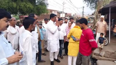 रामगढ़ पचवारा: लालसोट विधायक ने रामगढ़ पचवारा में पैदल घूमकर क्षेत्रवासियों और व्यापारियों को दीपावली की बधाई दी, किया स्वागत