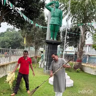 नारायणपुर: नारायणपुर में नगर के समाज सेवियों और भाजपाइयों ने आजाद हिंद फौज के गठन दिवस पर चलाया स्वच्छता अभियान