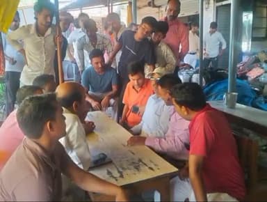बाणगंगा चौराहे पर शार्ट सर्किट से माही गारमेंट्स की दूकान में लगी आग, लाखों का कपड़ा आदि जलकर हुआ खाक