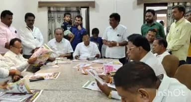 देसाईगंज वडसा: शहरात आजी-माजी आमदार व प्रमुख मान्यवरांचा हस्ते दरवर्षी प्रकाशीत होणारा शहरातील  स्नेहदीप दीपावली विशेषांकचे विमोचन