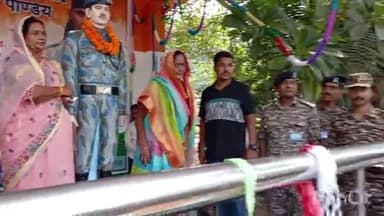 चेनारी: सीआरपीएफ जवानों ने शहीद कृष्ण कुमार पांडे स्मारक स्थल पर दी श्रद्धांजलि