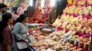 गडचिरोली: दिवाळीच्या दिवशी बाजारपेठेत फुल खरेदीसाठी मोठी गर्दी.....