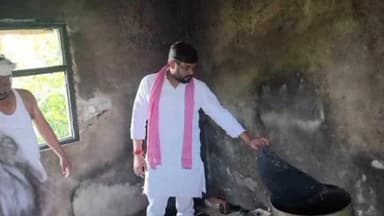 गोला: मुजौना में शॉर्ट सर्किट से घर में लगी आग, सैलून संचालक का पूरा सामान जलकर राख, ग्रामीणों ने की सहायता की मांग